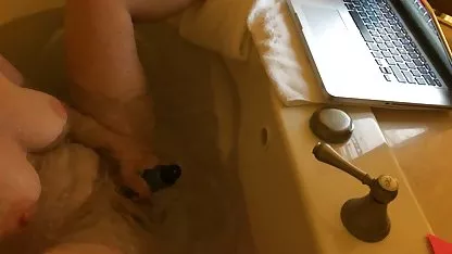 Une fille avec d'énormes seins représente comment elle suce un membre de son père film x couple amateur
