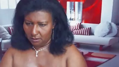 Bella se video x streaming amateur déshabille devant une webcam et suce un gode