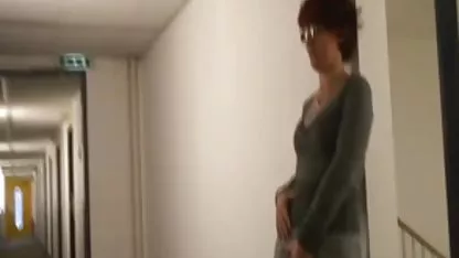Brunette fait une pipe et se film x extrait amateur fait baiser