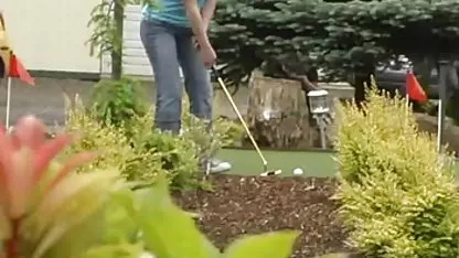 La nana video x amateur casting a accepté de se promener nue dans le parc