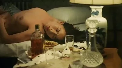 Jeune étudiant à lunettes casting film x amateur est engagé dans anal maison