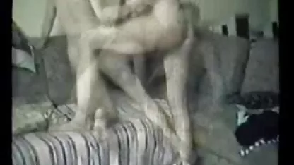 Chienne à l'huile prend une casting x mature grosse bite dans le cul