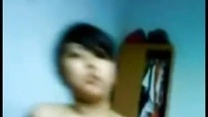 Maîtresse barbue de frites bavardant amateur casting x sur une cellule avec un ami