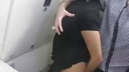 Sally film x couple amateur a donné dans la salle de bain à son petit ami bien-aimé