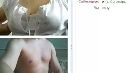 La jeune fille s'insère dans l'extenseur de chatte de la film amateur x gratuit petite amie