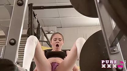 Le garçon est venu rendre visite à un ami et l'a plantée dans les couilles video x amateur casting