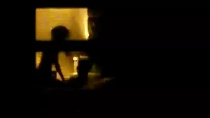 Deux putes ont des relations sexuelles avec un client dans la salle x amateur black de bain