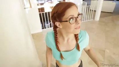 Rousse sucé la bite dans une chambre film streaming amateur x d'hôtel doucement