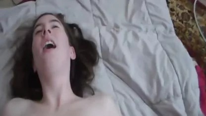 Tout d'abord, cet homme sournois amateur x movies caressa une chatte délicieuse puis atteignit un cul serré