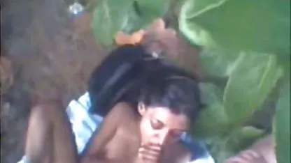 La belle sensuelle saute sur film x amateur allemand le phallus