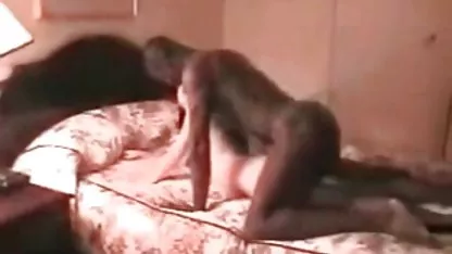 Le gamin jette un coup d'œil sous la jupe film x jeune amateur d'un poussin