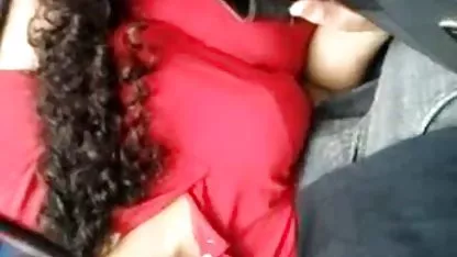 Poussin En Lingerie Érotique Allongé film x jeune amateur Sur Le Lit Et Doigté