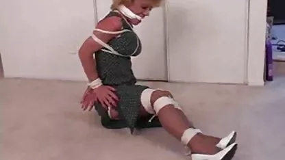 Séduisante chienne en bas film x mature allemand rose prend dans sa bouche