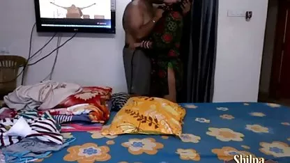 Petit ami et petite amie film amateur francais x jouant à un jeu intéressant ont décidé de faire l'amour