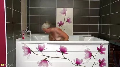 Le voir film x amateur mec a sauvé la magnifique rouquine de son ex et elle l’a remboursé avec une baise torride