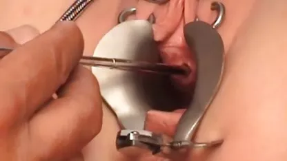 Le mec film x amateur gratuit francais a jeté un bâton dans l'anus fille en bas