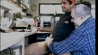 Le gérant d'un magasin casting film x amateur féminin lèche un doigt humide pour un client obstiné