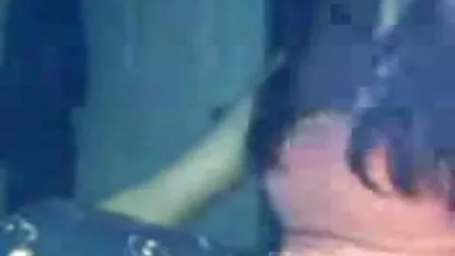 Jeune femme en bas s'unit avec passion à un homme près de la fenêtre avec extrait x amateur gratuit vue sur la nature