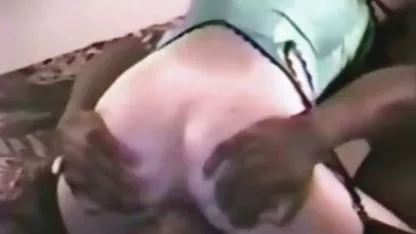 Magnifique poussin étendu amateur x movies sur le sofa et caresse chatte