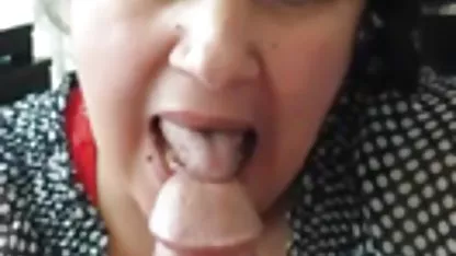 Blonde aux seins plats sautant sur le video x amateur a la plage phallus
