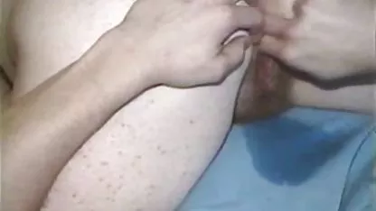 Jeune poussin se masturbe au video x amateur gratuit lit avec un gode