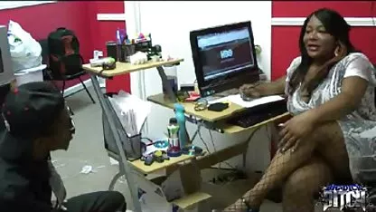 En retard au travail et léché film x amateur africain son patron pour cela