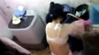 Dans un sous-sol humide, trois lesbiennes casting amateur film x organisent des jeux de domination et d'humiliation