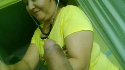 Le mec filmxamateur a activement baisé une blonde aux gros seins