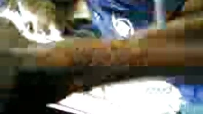 Il versa du lait sur sa x amateur voyeur maîtresse et le baisa droit sur la table