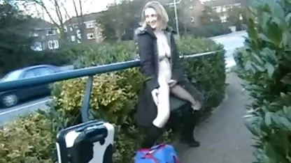 Salope juteuse suce un pénis et masturbe un homme entre seins extrait de x amateur sur une table de billard