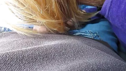 Séance photo sexy extrait amateur x d'une jeune blonde décontractée en bottes hautes