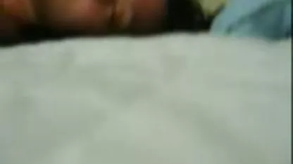 La nana doigte le film x amateur cougar bonnet avec enthousiasme dans le chat