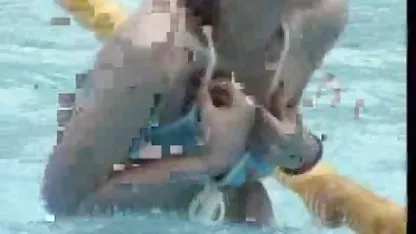 Brunette musquée dans une pose d'une cavalière sur un homme au raifort debout film x amateur hard