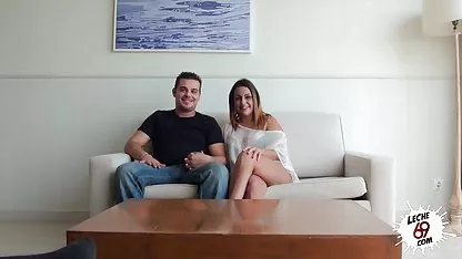 Dans différentes poses, une amoureuse lascive video amateur x gratuit baise avec deux hommes