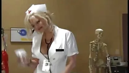 Gertrude est imbibée d'un video amateur x gratuit petit ami sur le canapé