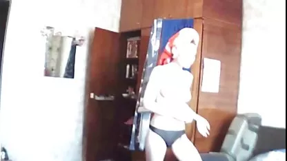 Jeune mignonne avec langue percée fait l'amour avec un extrait film x amateur petit ami