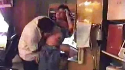 Masseur a extrait de film x amateur glissé dans une posture de chien à son client mince