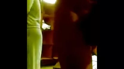 Une fille film x amteur musclée baise une femme sexy dans sa chatte rasée