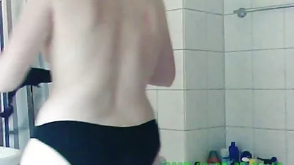 Jacqueline avec de beaux seins se caresse près d'un grand miroir video x voyeur amateur