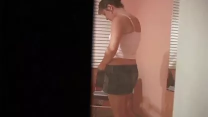 Plantureuse brune en bas a une bite film x amareur puissante dans l'anus