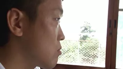 Jeune beauté rêve film mateur x d'un mec et se masturbe