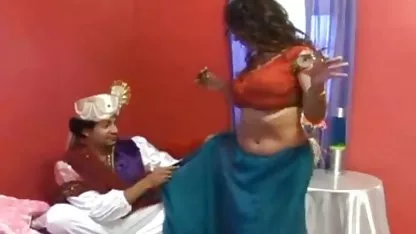 Fille x amateur black en bas saute sur le pénis de son copain