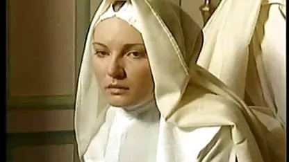 Le gars traîne sur la façon film amateur x dont sa petite amie caresse le phallus