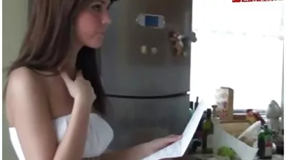 Lesbiennes plates se caressent après la film amateur x gratuit douche