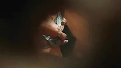 Une beauté de 18 ans aime la film x hard amateur masturbation en forêt