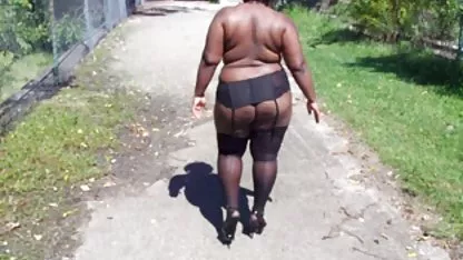 Georgian écarté video x amateur a la plage ses jambes minces et satisfait