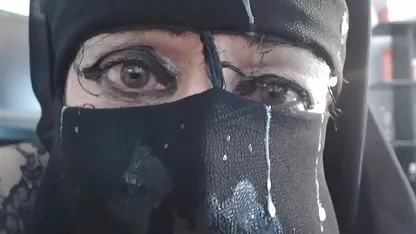 Une fille dans un chapeau à la mode qui doigte un film x amateur arabe jouet et se verse de la crème