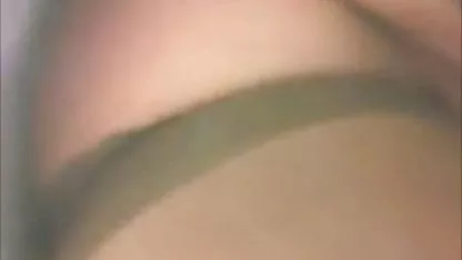 Femme en lingerie et lunettes avale le pénis video x amateur streaming en érection de l'amant