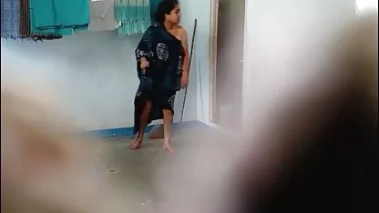 Deux copines endormies ne craignent pas de voyeur plage x sucer la bite