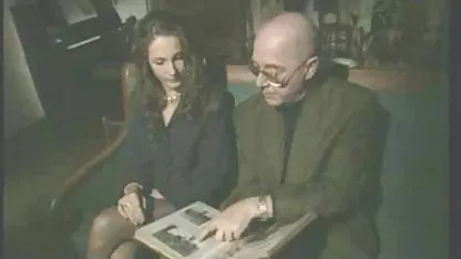 Angela film x amateur streaming a inséré une fine main dans la chatte étroite de son amie